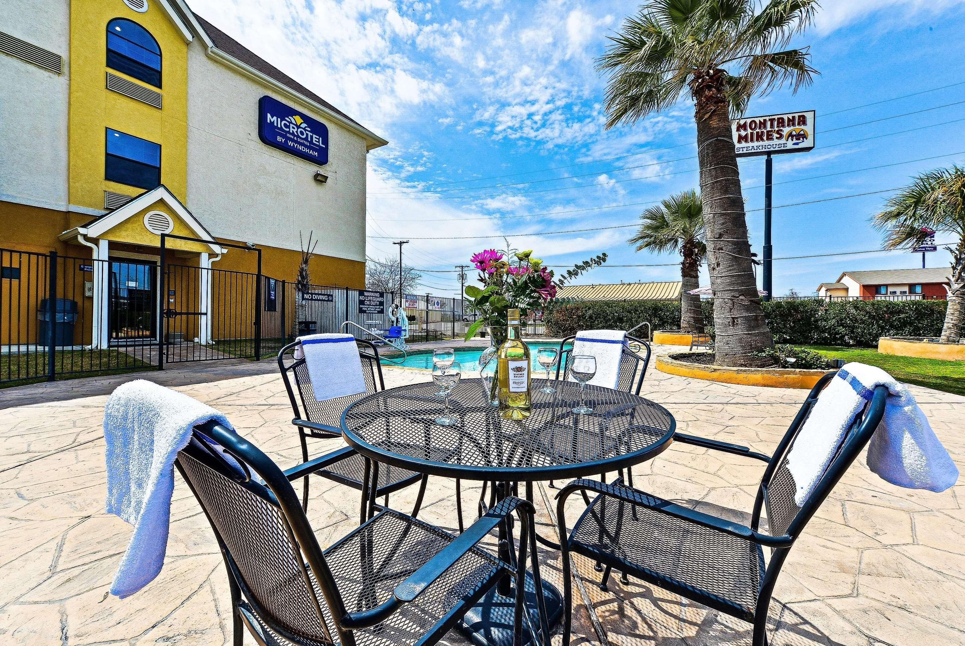 Microtel Inn & Suites By Wyndham New Braunfels I-35 Экстерьер фото
