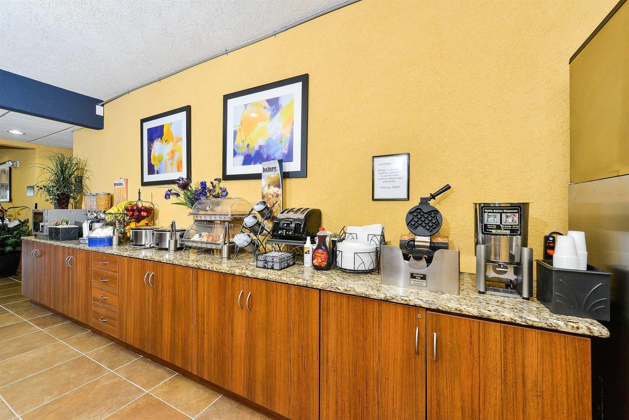 Microtel Inn & Suites By Wyndham New Braunfels I-35 Экстерьер фото