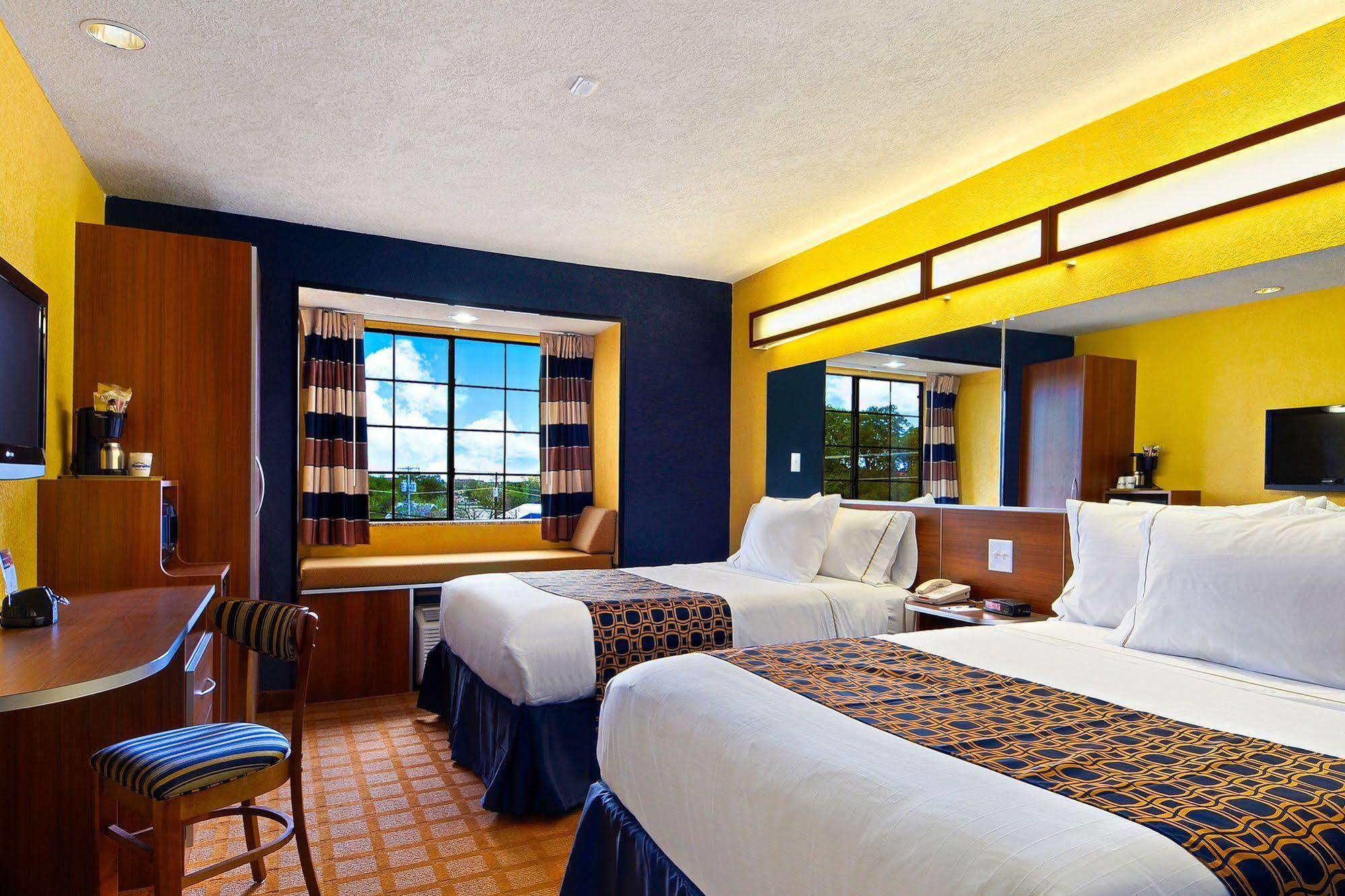 Microtel Inn & Suites By Wyndham New Braunfels I-35 Экстерьер фото